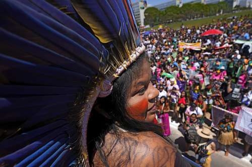 Mujeres indígenas de Brasil reunidas en un desfile de moda.