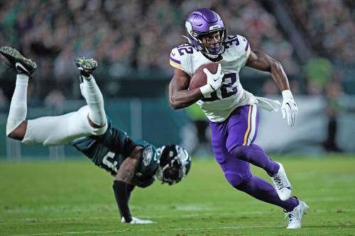 El corredor de Minnesota Ty Chandler (32) se lleva el balón durante la segunda mitad del partido de anoche, de la semana 2 de la NFL.