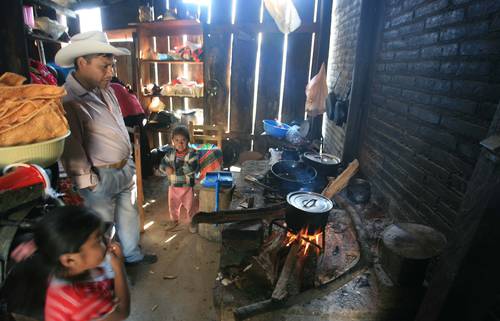 Una quinta parte de la población en México usa leña para cocinar