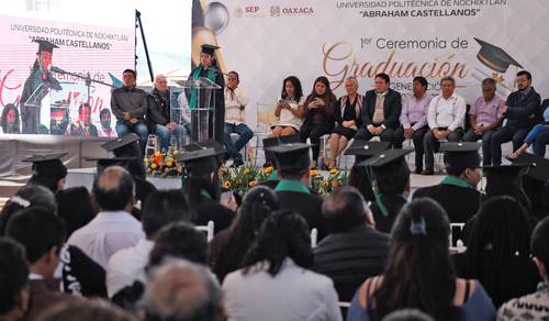 Primera generación de la universidad politécnica honra a caídos de Nochixtlán