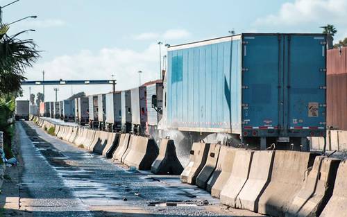 System failure causes customs traffic jam and paralyzes trade with the US