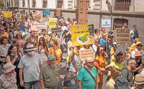 Protestan en las Islas Canarias por el turismo masivo