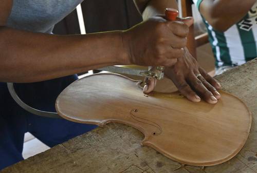 Lutieres indígenas ofrecen sus violines desde la Amazonia