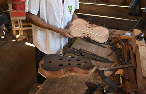 Lutieres indígenas ofrecen sus violines desde la Amazonia