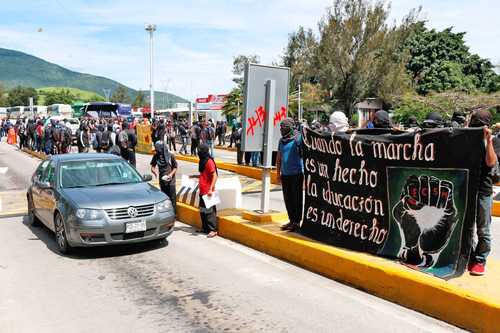 Normalistas from Ayotzinapa block the highway of the Sun Photo