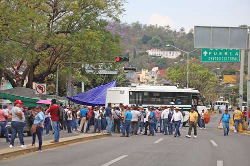 Bloquean maestros de la CNTE cruceros en Oaxaca; exigen cumplir acuerdos