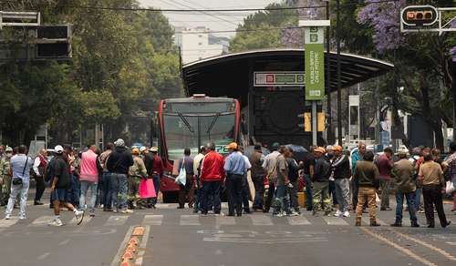 Bloquean calles contra abuso laboral