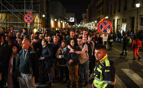 Ríos de gente fluyen ante el féretro del Papa en el Vaticano