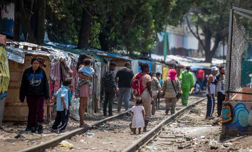 Aún viven 450 migrantes en campamentos; 386 ya aceptaron la reubicación