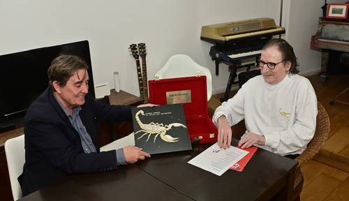 Charly García entrega dos canciones y disco a la Caja de las Letras del Instituto Cervantes