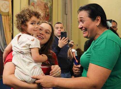 Niña que estuvo un año en EU sin sus padres regresó a Venezuela