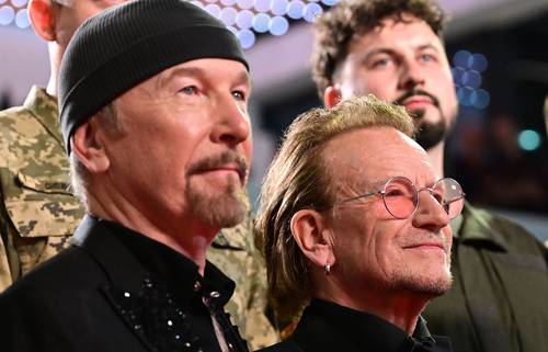 Bono estrena documental de Apple TV+ y critica los recortes de ayuda de EU