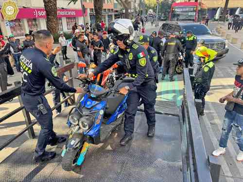 Detienen en rodada a una persona y aseguran 113 motos y 5 vehículos razer