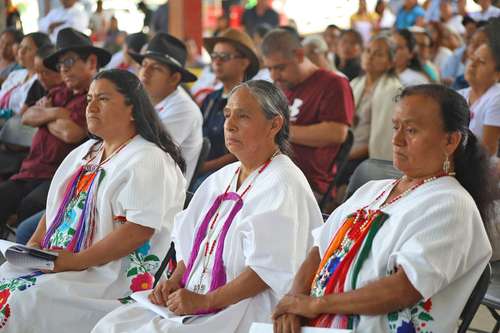Obligan a empleados del gobierno de Oaxaca a usar vestimenta indígena
