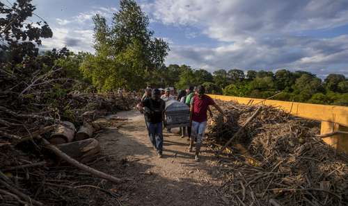 En Aguacate de Vinazco, Veracruz, la furia de las lluvias no respetó ni a los muertos