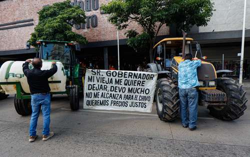 Bloquean campesinos decenas de carreteras en 11 entidades