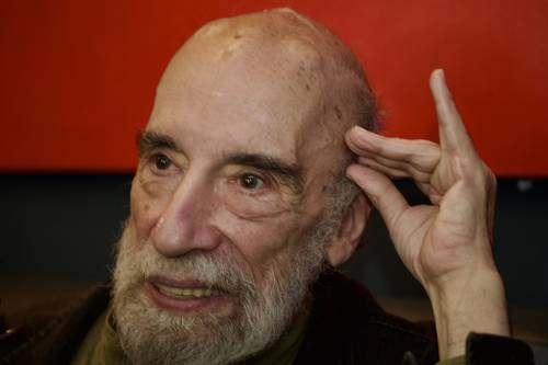 “Mientras haya un solo ser que sufra, la poesía seguirá siendo el arte del futuro”