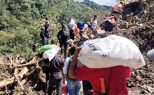 Vecinos cruzan cerro fangoso para llevar víveres a Huehuetla, Hidalgo