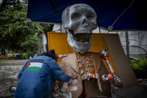 Colectivo da forma a más de 30 calaveras monumentales y alebrijes en Faro de Iztapalapa