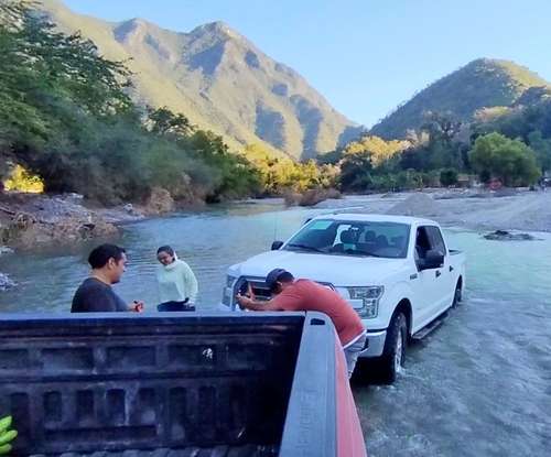 Rodeada de agua, sin luz ni ayuda, comunidad de Hidalgo resiste 14 días