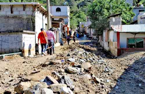 Vecinos retornan a Chapula; analizan especialistas si el pueblo es habitable