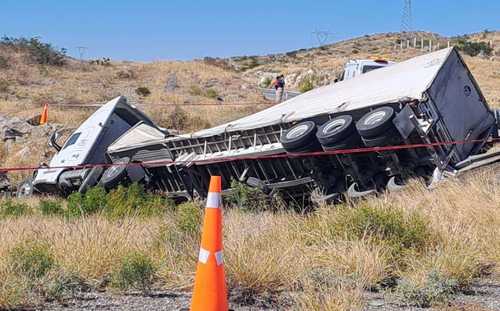 Vuelca tractocamión con migrantes en Chihuahua; 6 muertos y 2 heridos