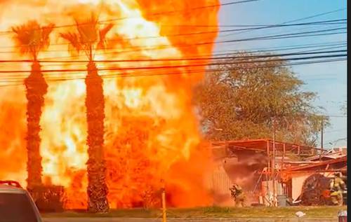 Explota camioneta de reparto de gas en Mexicali