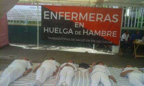 Foto de enfermeras en huelga de hambre, recostadas en el suelo