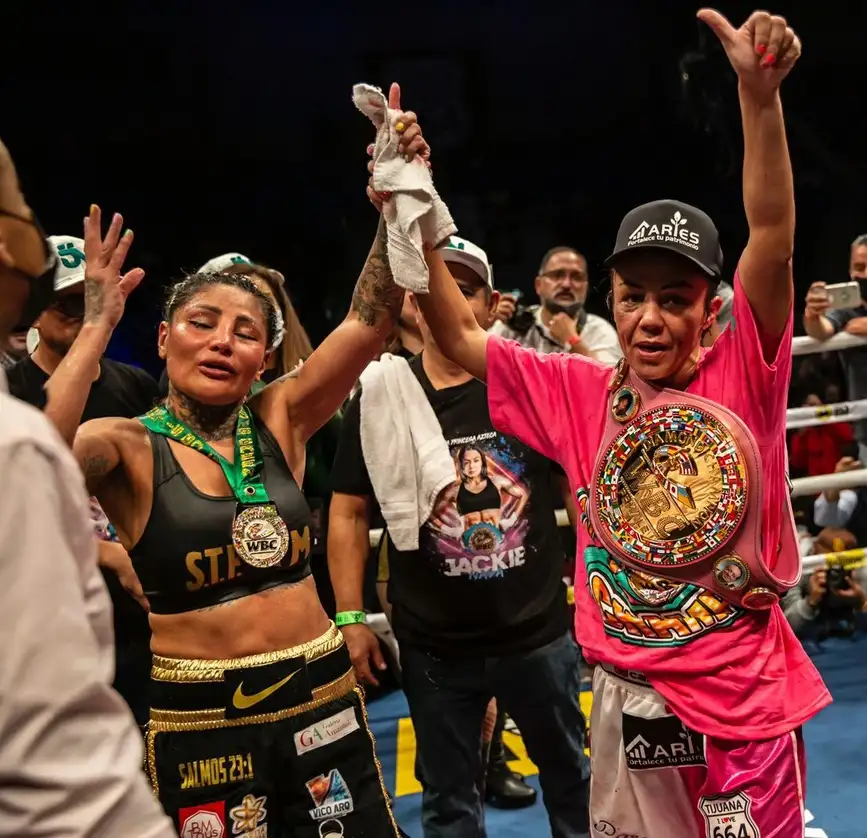 Mariana Juárez sostiene el brazo de su contrincante "Barby" Juárez, quien resultó vencedora. Foto Omar Martínez/ La Jornada Baja California