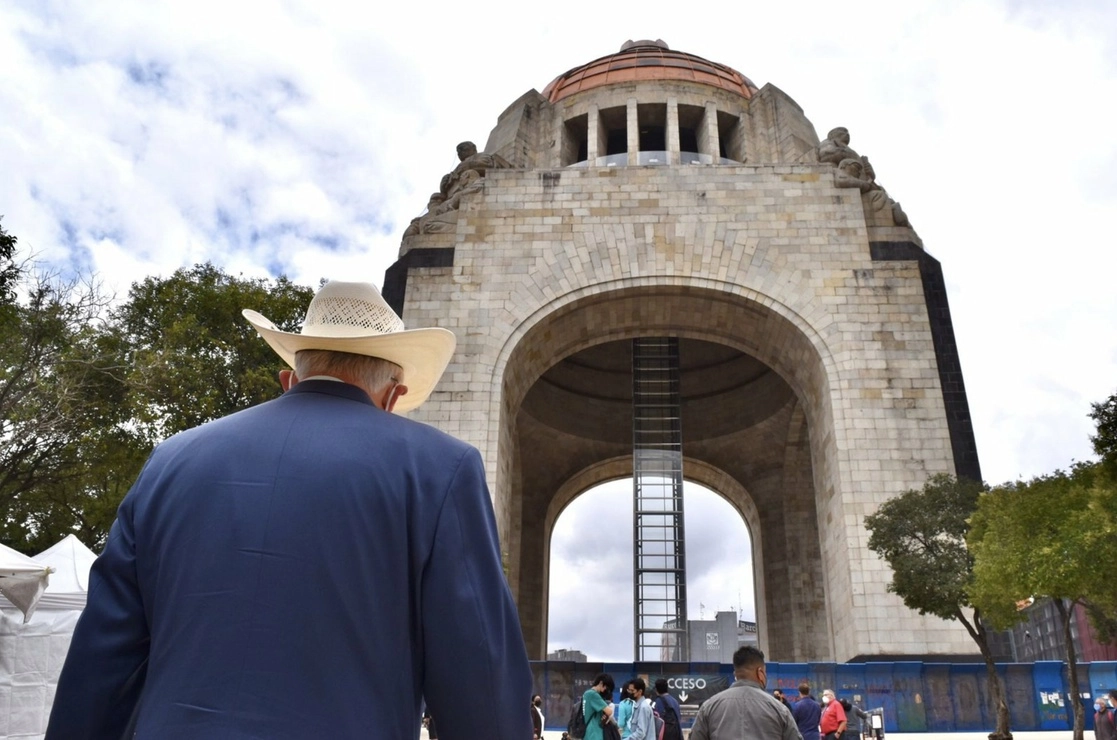 De sombrero, el embajador de Estados Unidos en México realizó un recorrido por la CDMX. Foto @USAmbMex