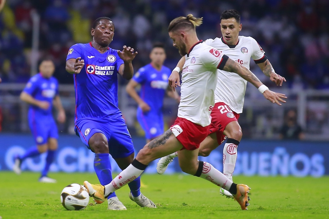 Cruz Azul logró remontar en los últimos minutos el marcador del primer partido y pasó a semifinales. Foto Jam Media