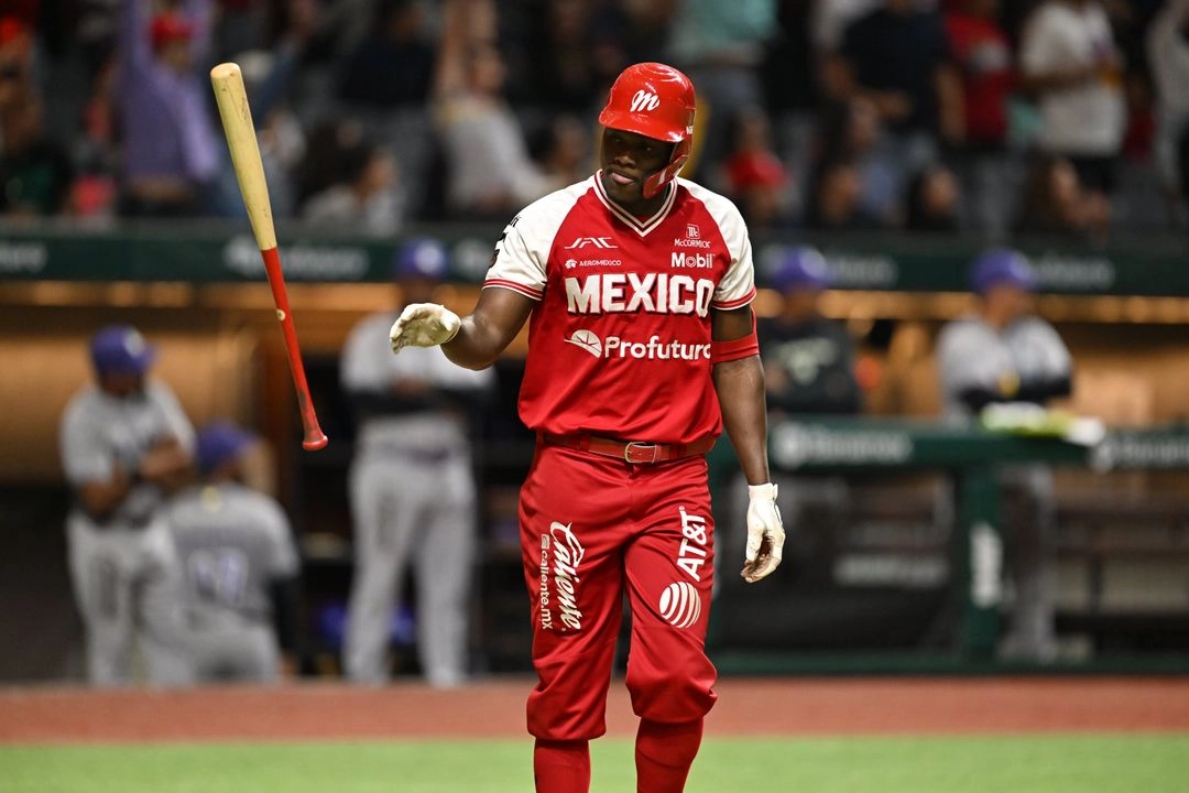 El beisbolista de los Diablos Rojos, Aristides Aquino conectó un home run de tres carreras en la baja de la octava. Foto tomada de la cuenta de X 
