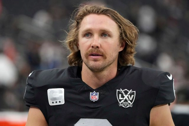 AJ Cole, dos veces elegido al equipo “All-Pro”, acordó una extensión de cuatro años y 15.8 millones de dólares con los Raiders de Las Vegas. Foto
