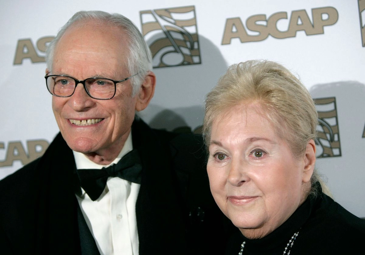 Alan, y Marilyn Bergman llegan a la celebración de la Sociedad Estadunidense de Compositores, Autores y Editores en mayo de 2008.
