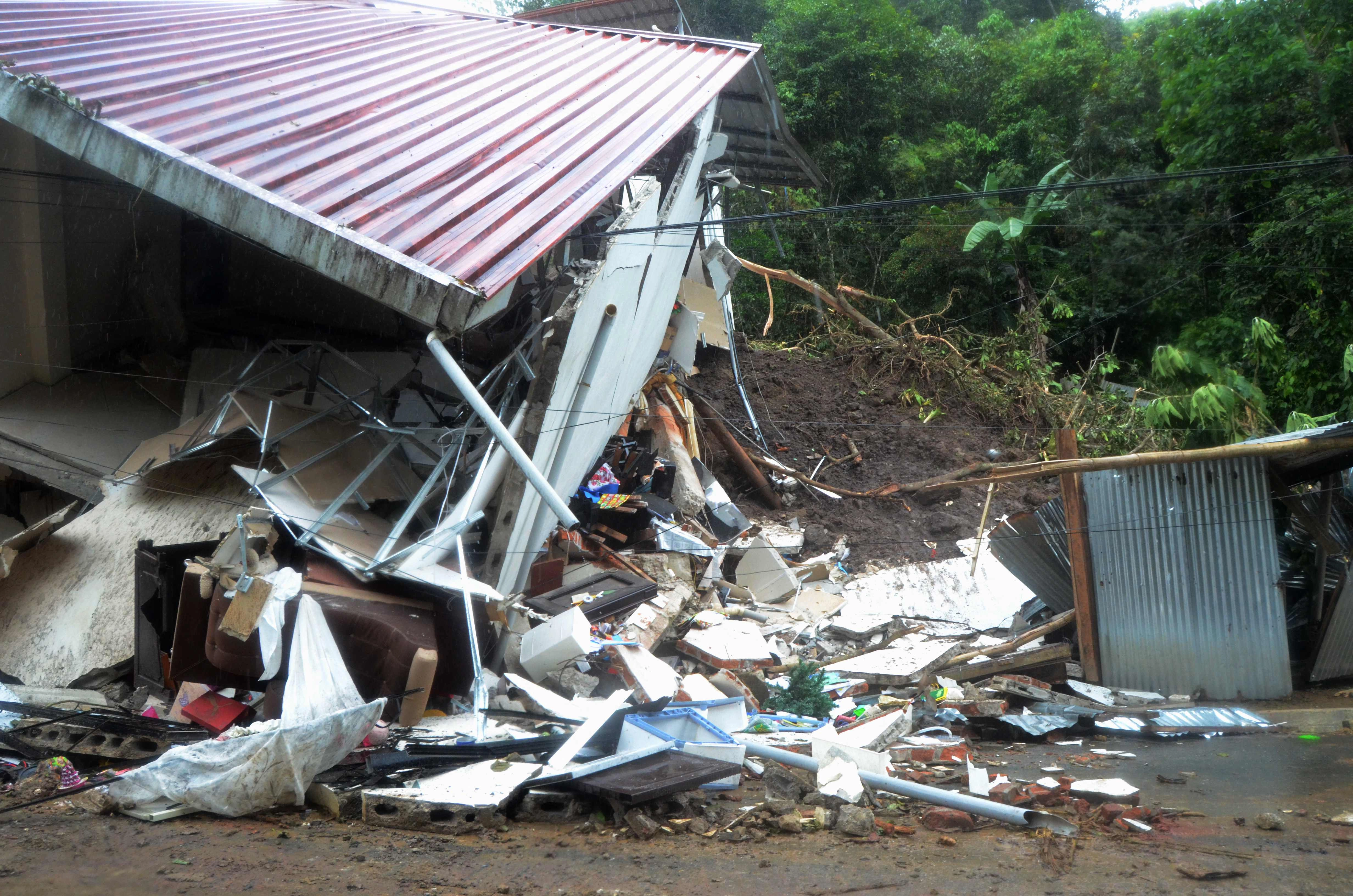Causa colapsada a causa de las fuertes lluvias en la provincia de El Oro, Ecuador, el 1 de marzo de 2025. Foto  