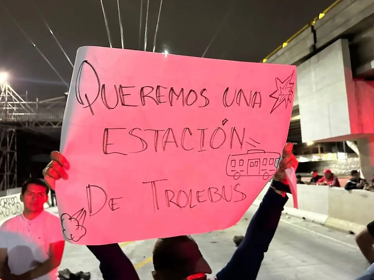 Un centenar de vecinos bloquea la autopista México-Puebla y el carril confinado del trolebús Chalco-Santa Martha. Foto