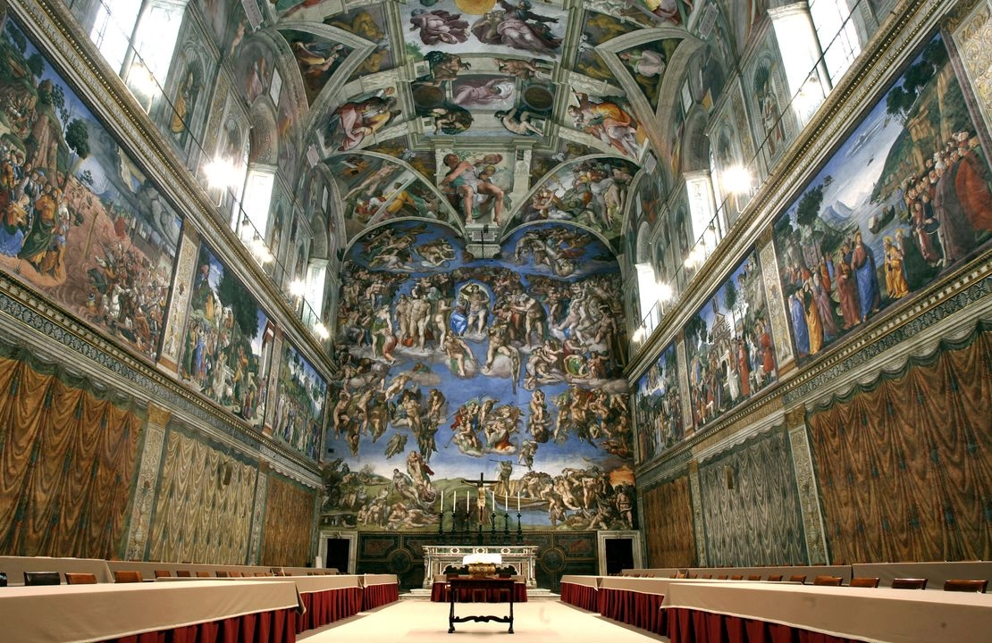 Mesas y sillas se alinean en la Capilla Sixtina del Vaticano en preparación para el cónclave.