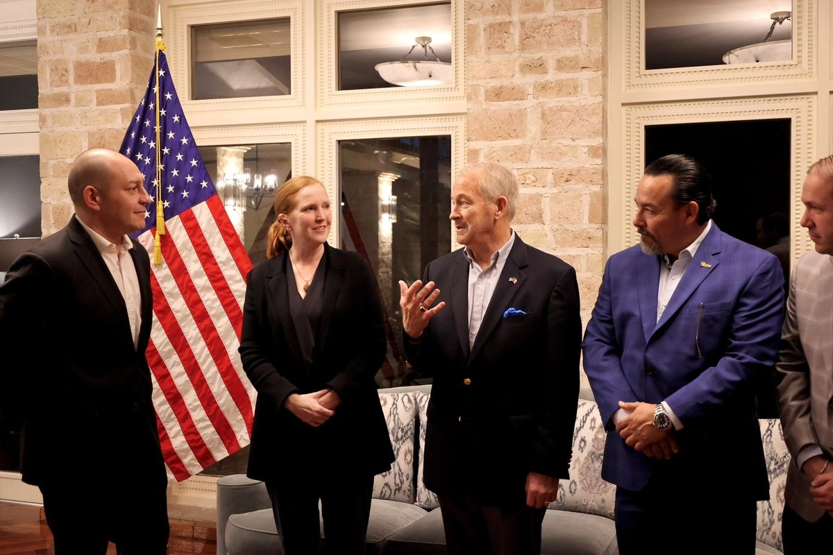 Ronald Johnson, embajador de EU en México, realizó su primera visita oficial a la región de los Dos Laredos, con el objetivo de fortalecer los lazos diplomáticos. Foto