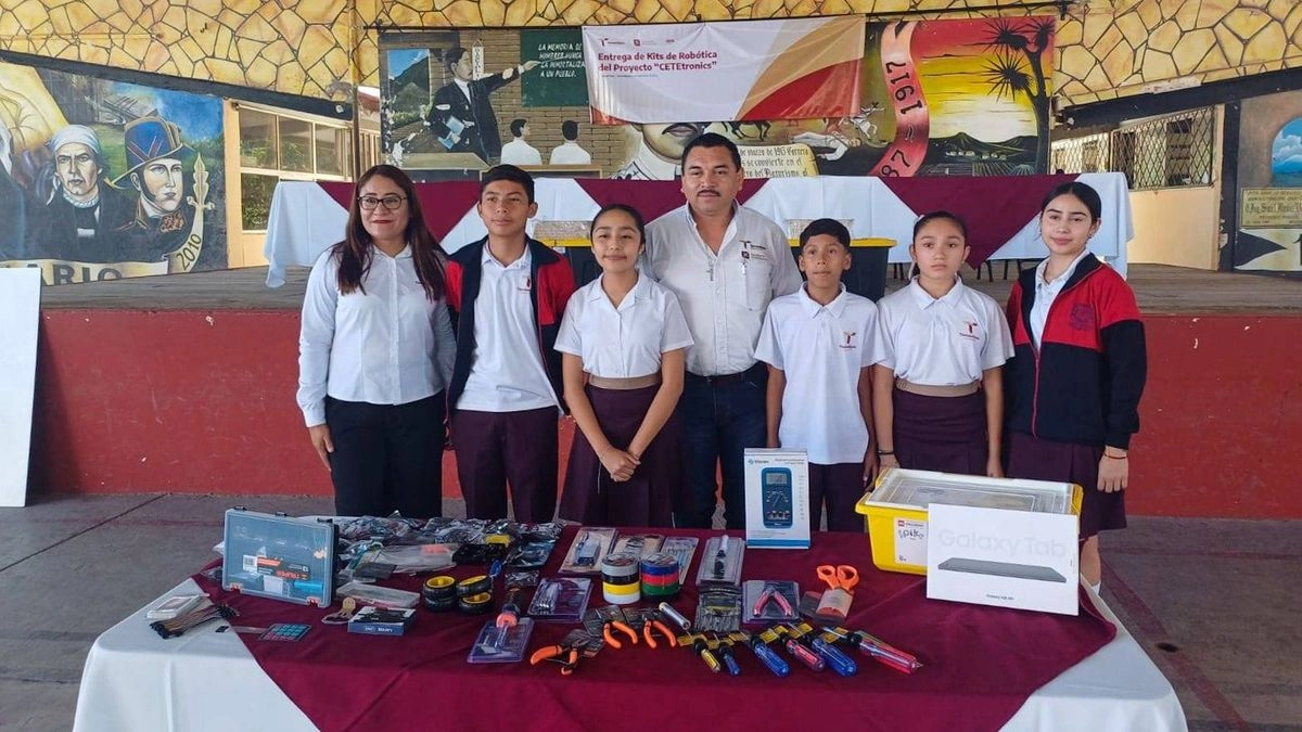 Nuevo Laredo fue una de las sedes de la entrega simultánea de 81 kits de robótica del Proyecto CETEtronics, impulsado por la Secretaría de Educación de Tamaulipas. Foto