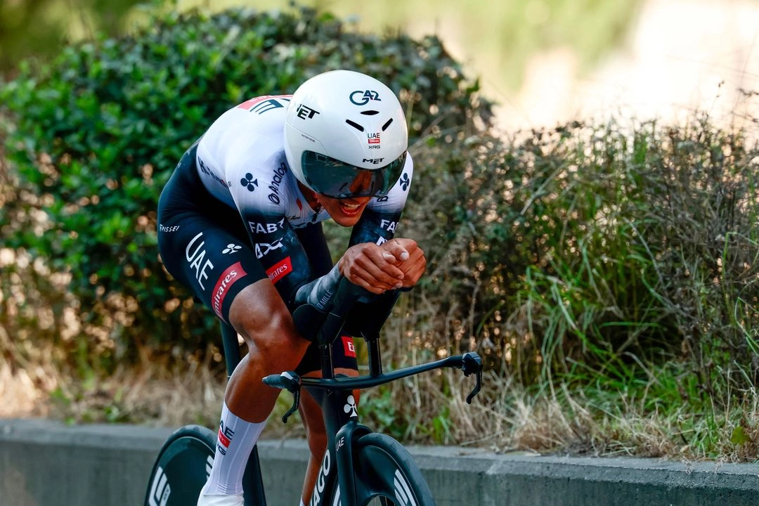 El ciclista mexicano Isaac Del Toro, del UAE Team Emirates XRG, compite durante la segunda etapa del 108.º Giro de Italia.