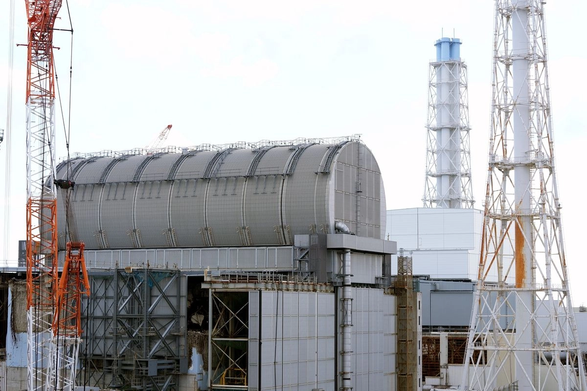 Vista del reactor de la Unidad 3 cubierto con una carcasa protectora en la planta de energía nuclear Fukushima Daiichi, en la ciudad de Okuma, al noreste de Japón.