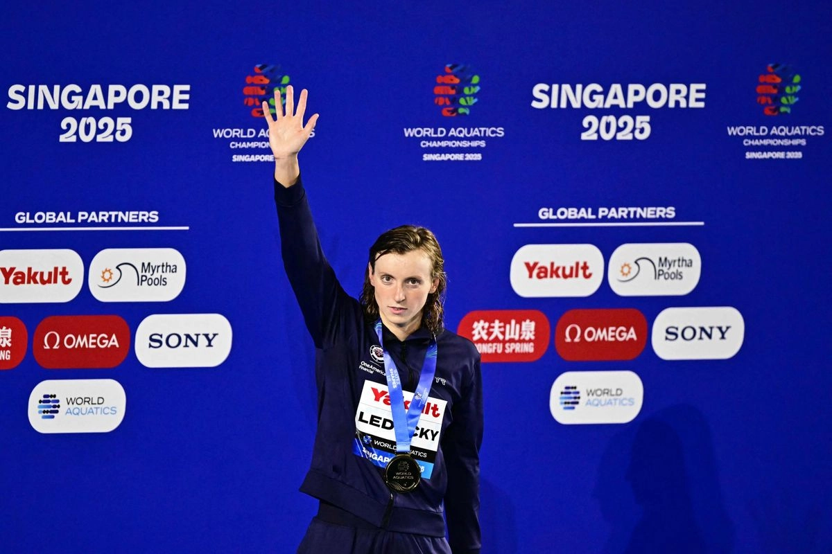 La nadadora estadunidense, Katie Ledecky, medallista de oro, celebra en el podio de los 1500 m libres femeninos durante el Campeonato Mundial de Natación de 2025 en Singapur el 29 de julio de 2025.
