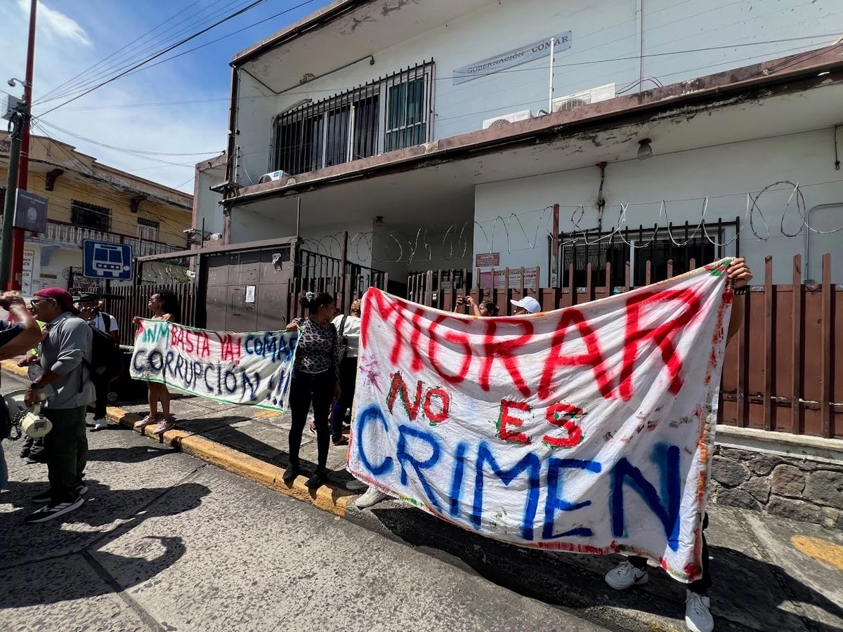 Personas que llevan meses realizando trámites en la Comisión Mexicana de Ayuda a Refugiados protestaron en la oficina de Tapachula porque los procesos son prolongados y en la mayoría de los casos la respuesta es negativa. Ante esto, saldrán mañana en caminata, pues su estancia allí es insostenible. 
