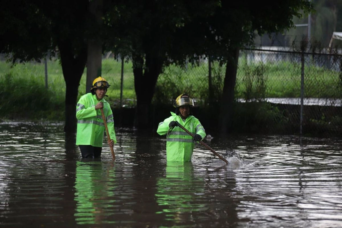 La Unidad Municipal de Protección Civil logró rescatar el cuerpo de la niña pasadas las 18 horas “a 5 metros de la orilla, atorada en un árbol”, según el reporte oficial.