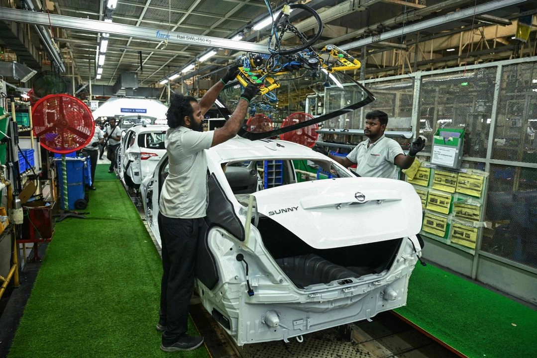 Empleados trabajan en una línea de ensamblaje de automóviles en la planta de fabricación conjunta de Renault Nissan Automotive India, en Oragadam, un suburbio industrial de Chennai, el 27 de marzo de 2024. Foto