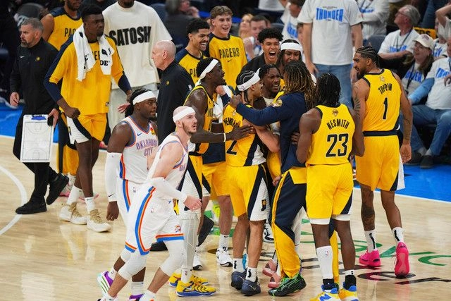 Basquetbolistas de los Indiana Pacers festejan al término del encuentro. Foto 