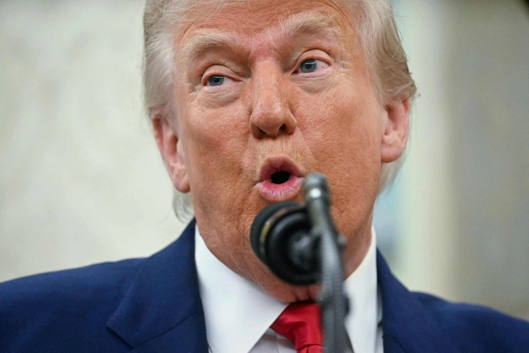 El presidente de Estados Unidos, Donald Trump, habla durante la ceremonia de juramentación de la fiscal federal interina para el Distrito de Columbia, Jeanine Pirro, en la Oficina Oval de la Casa Blanca en Washington, D.C., el 28 de mayo de 2025. Foto