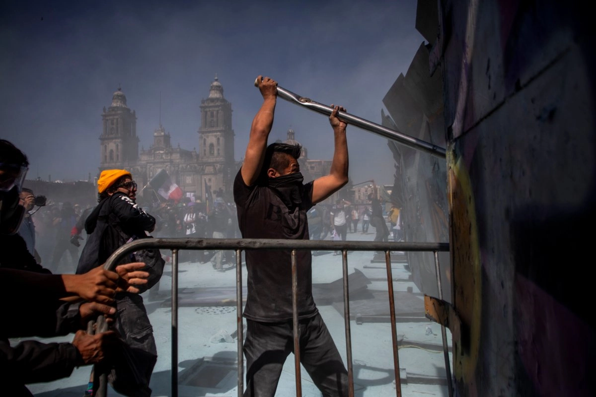 Desmanes y violencia durante la marcha de la llamada Generación Z en el Zócalo de CDMX, el 15 de noviembre de 2025. Foto 