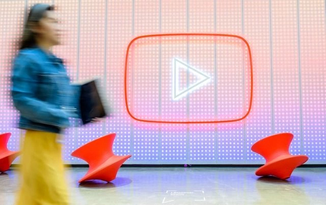 Logotipo de YouTube en la sede corporativa de la empresa en San Bruno, California. Foto 
