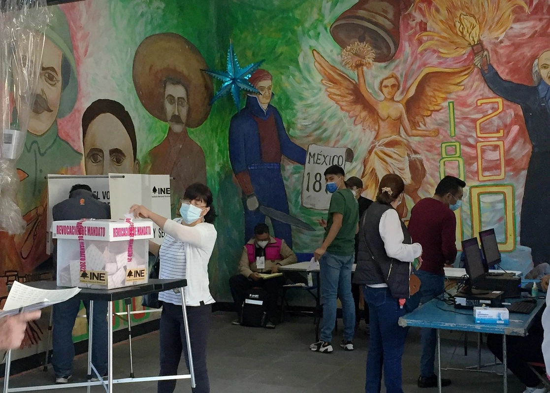 Habitantes del Centro Histórico de la Ciudad de México acuden a emitir su voto en la casilla especial 4748, ubicada en la calle de República de Guatemala, el 10 de abril de 2022. Foto Cristina Rodríguez